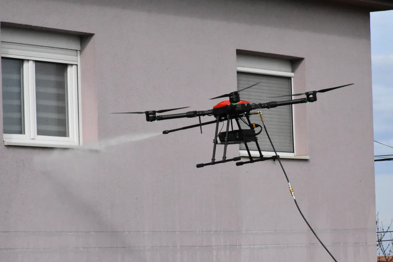 Prva obuka za pranje dronom Balkan demonstracija pranja fasade.