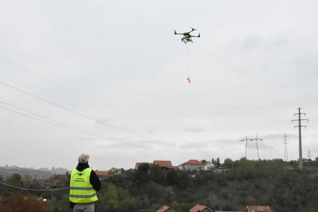 Razvlačenje kablova dalekovoda dronom omogućava sigurno postavljanje kablova na teško dostupnim mjestima