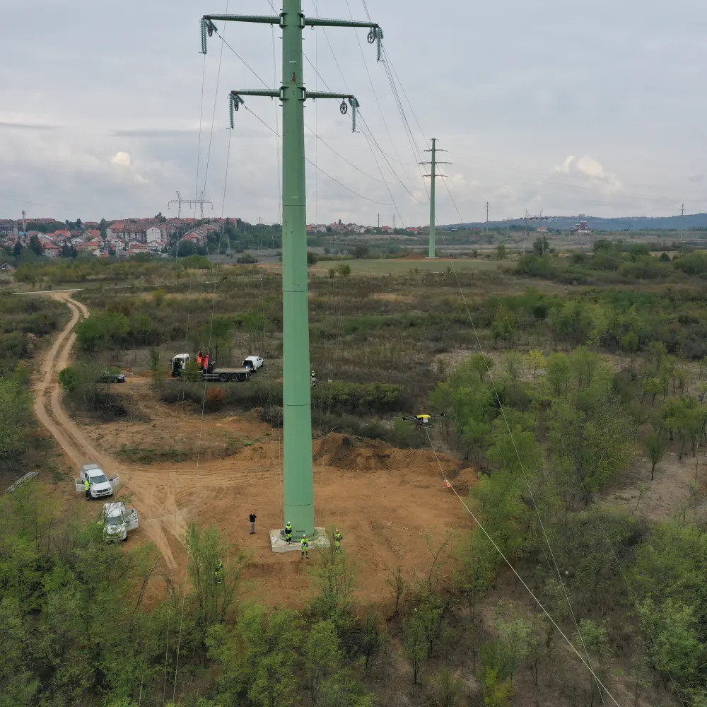 Razvlačenje kablova dalekovoda dronom ubrzava industrijske projekte