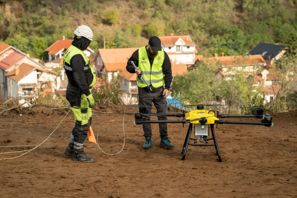 Razvlačenje kablova dronom koristi se u elektroenergetici za precizno razvlačenje kablova između stubova.