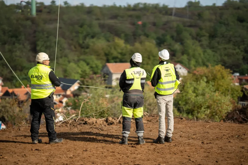 Razvlačenje kablova dronom iz vazduha omogućava bržu i sigurniju instalaciju elektroenergetskih vodova.