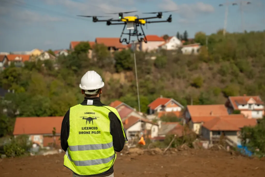Razvlačenje kablova dronom prikazuje preciznu instalaciju elektroenergetskih vodova iz vazduha.