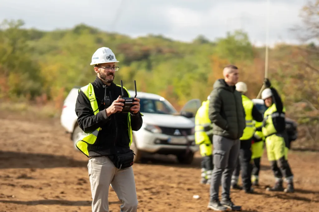 Razvlačenje kablova dronom na projektu demonstrira efikasnost savremene tehnologije u energetskim radovima.