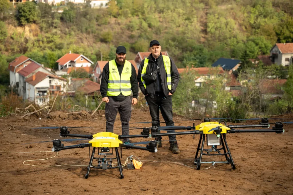 Razvlačenje kablova dronom na stubovima omogućava precizno i bezbedno postavljanje vodova bez potrebe za mehanizacijom.