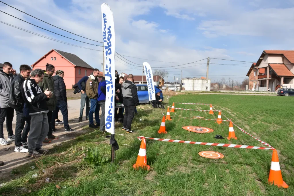 Skup dron pilota Lomingo na poligonu uz demonstraciju letenja