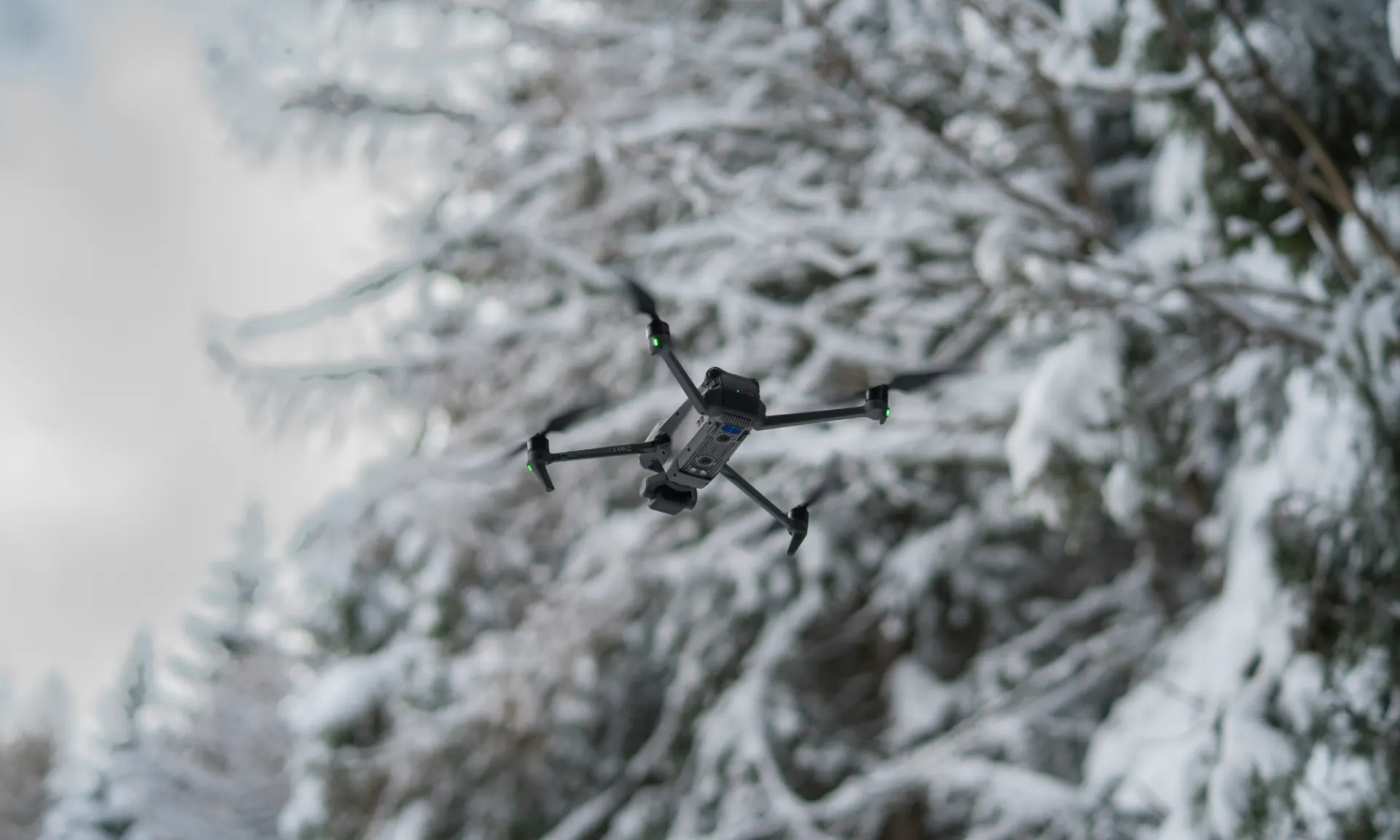 Vremenski uslovi za dronove – kako leteti bezbedno