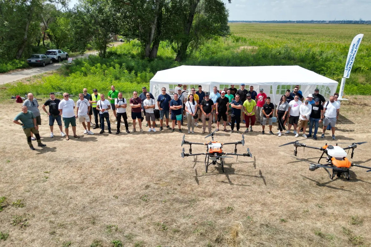 Grupa dron pilota pozira za zajedničku fotografiju nakon skupa