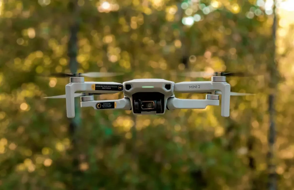 DJI Mini 2 leti iznad jezera dok korisnik vežba precizno letenje