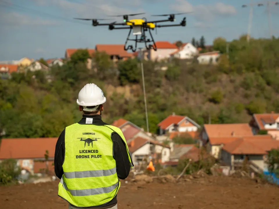 Dron usluge: razvlačenje kablova dronom, licencirani pilot Lomingo na terenu