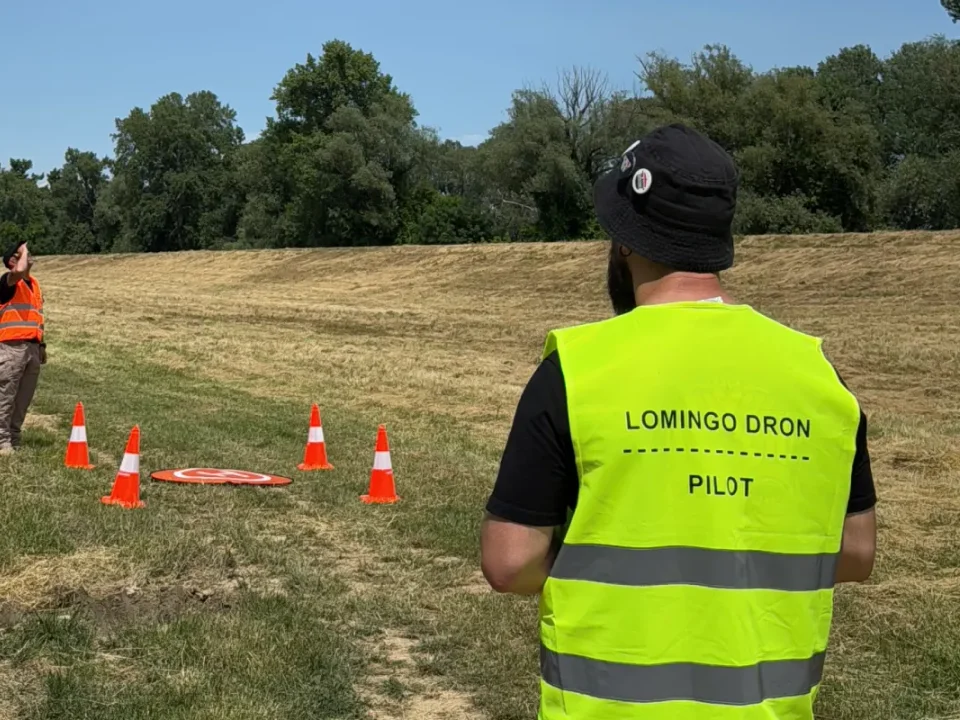 Zašto Lomingo: polaznik obuke za dron pilote na terenu sa instruktorom
