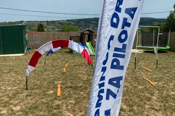 FPV staza sa kapijama za vežbu letenja na terenu za obuku