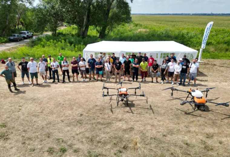 Drone agricole și cursanți pe teren