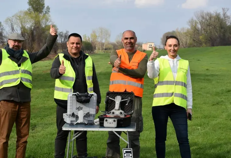 Cursanți la instruirea practică pentru piloți de drone
