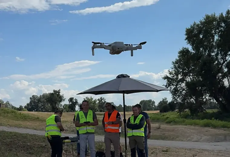 Echipa Lomingo International cu o dronă pe teren